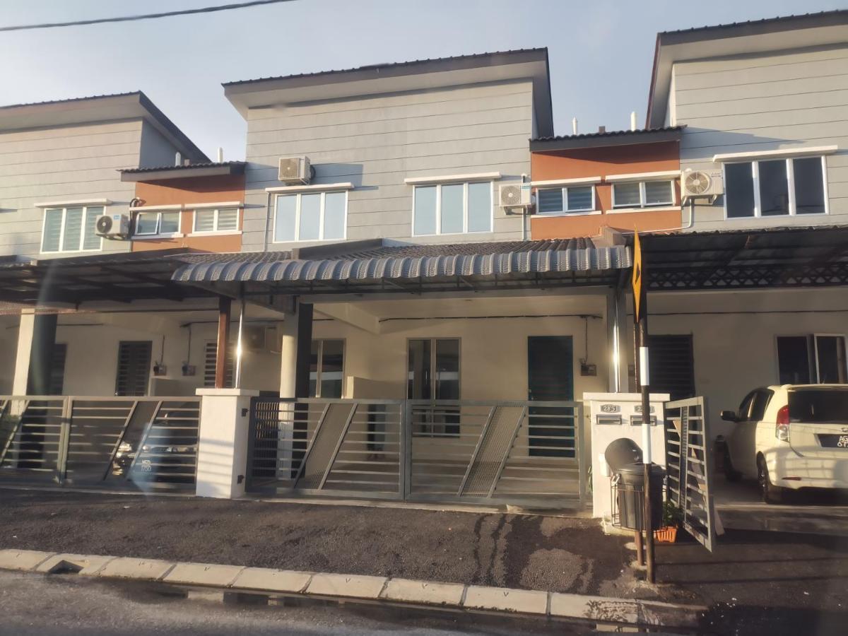 Lynn Homestay 세리 이스칸다르 외부 사진