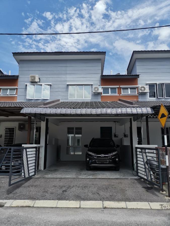 Lynn Homestay 세리 이스칸다르 외부 사진